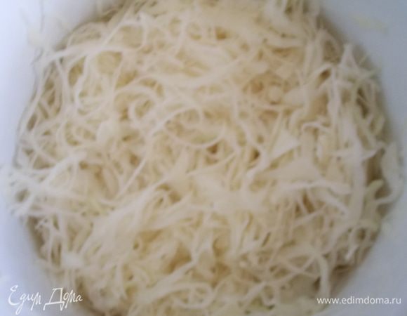 нашинковать тонко капусту,посолить