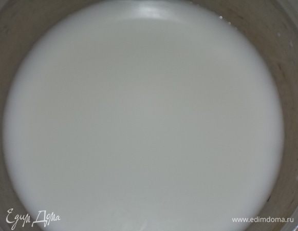 смешать молоко и воду