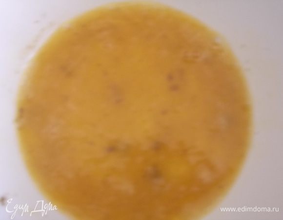 добавить яйцо и желток,взбитые  с солью и перцем