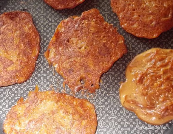 смешать тесто и капусту и жарить на сухой сковороде,желательно,антипригарной