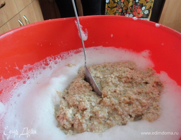 Геркулес смешать с желтками и взбитыми белками.