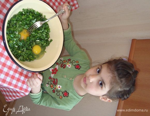 К нарезанной зелени добавить яйца и хорошенько взбить.