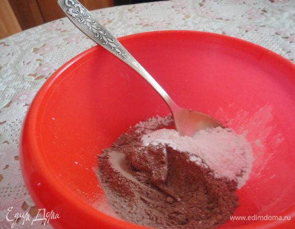 Смешать 2 чайные ложки сахарной пудры и 2 чайные ложки какао.