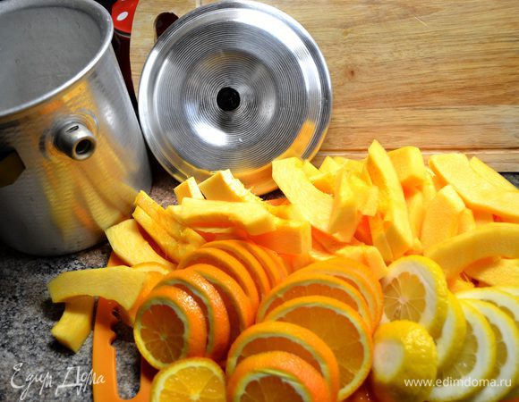 Тыкву нарезаем полу кольцами,апельсины и лимоны кольцами.В кастрюльку-пароварку(в которой все соки сохраняются)укладываем приготовленные ингредиенты слоями и каждый слой посыпаем сах.песком.