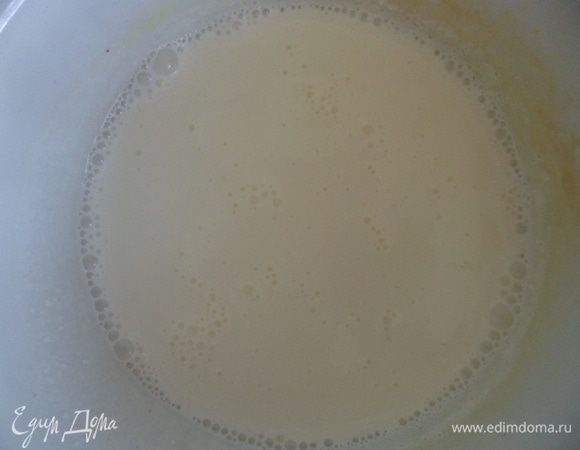 Вскипятить воду в кастрюле. На кастрюлю поставить емкость со сливками, добавить ванилин и довести до кипения на водяной бане.