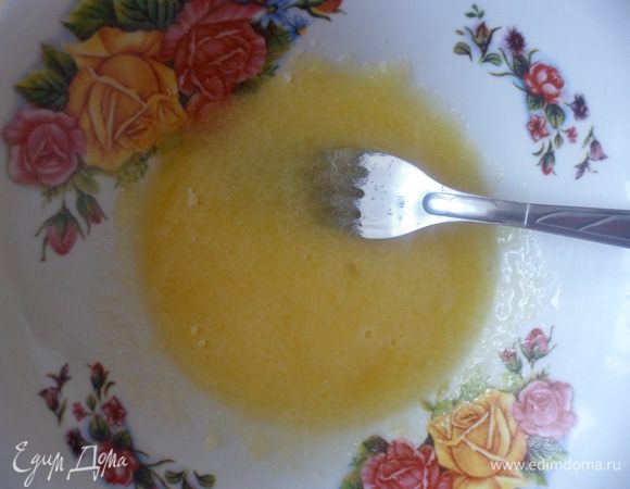 Желтки растереть с сахаром (30гр)(только не взбивать).