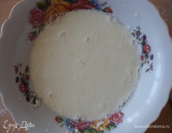 Влить в желтки сливки и убрать пузырьки.