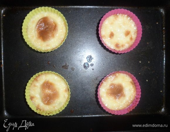 Выпекать крем-брюле 30-40 минут. Дать остыть. Поставить в холодильник часа на 2-3.