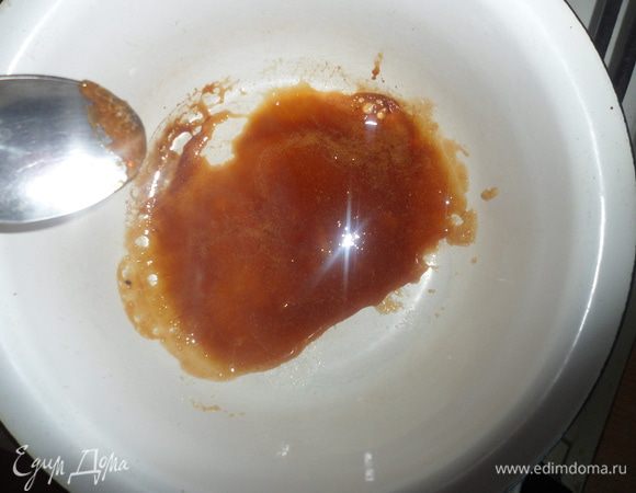 Готовим карамель: прогреваем емкость, с толстым дном, несколько секунд, помещаем туда сахар, минуты через 3-5 сахар начнет таять, все приготовление должно занять минут 10. Снять карамель с огня и дать несколько секунд постоять.