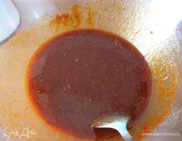 В большую миску кладем все ингредиенты для соуса, крошим чеснок, хорошенько перемешиваем