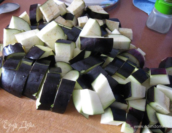 Баклажаны режем крупным кубиком.