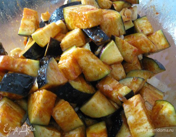 Выкладываем баклажаны в миску с соусом и хорошенько перемешиваем руками.