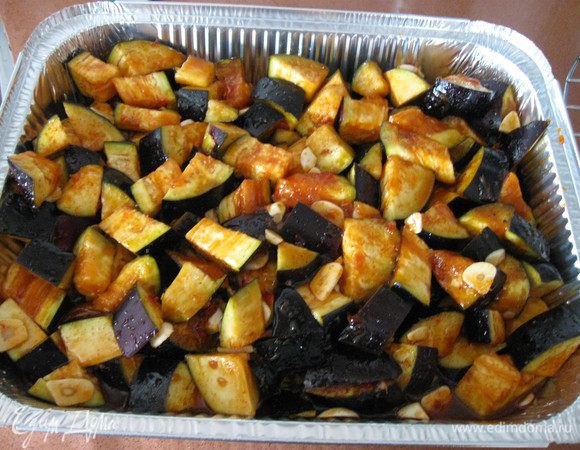 Перекладываем содержимое миски в форму для выпечки, разравниваем и утрамбовываем.