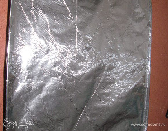 Закрываем форму фольгой и ставим в заранее разогретую духовку до 175 гр на 1 час. Затем аккуратно открыть фольгу и проверить баклажаны, если мягкие, значит готовы.( у меня взяло 1.20), если нет, запечь еще 15-20 минут. Подавать холодными( остудить в холодильнике)