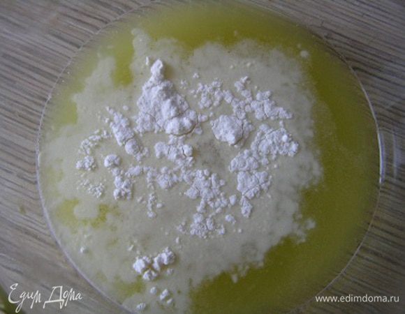 Воду довести до кипения, снять с огня, всыпать соду (она должна зашипеть). Добавить апельсиновый сок, соль, сахар, перемешать, постепенно добавить муку, помешивая венчиком,