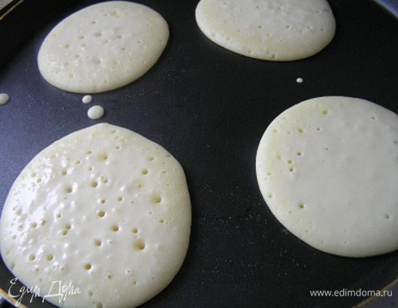 На сковороду, чуть смазанную растительным маслом, выкладывать по 1 ст.л. приготовленного теста, дождаться, когда на поверхности появятся дырочки,