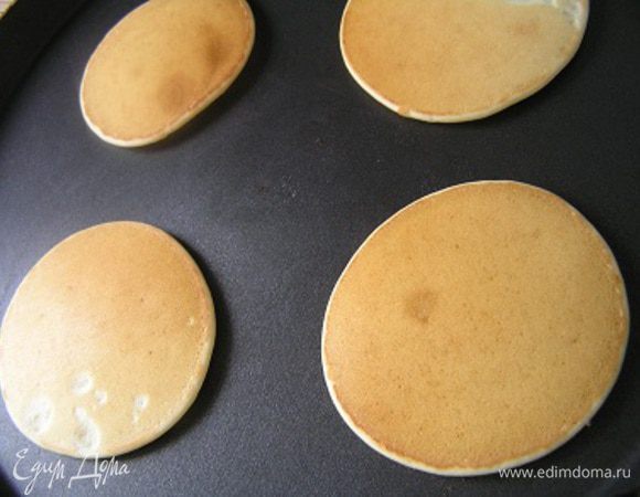 перевернуть оладьи и обжарить с другой стороны до румяного цвета. 