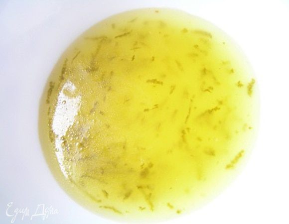 Приготовить соус. Разогреть среднюю сковородку, влить растительное масло, добавить апельсиновый сок, сок лайма, сахар, и цедру, довести до кипения, всыпать крахмал, и готовить на маленьком огне, помешивая, до загустения.