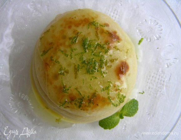 Подавать оладьи с соусом, посыпать цедрой лайма и украсить мятой.