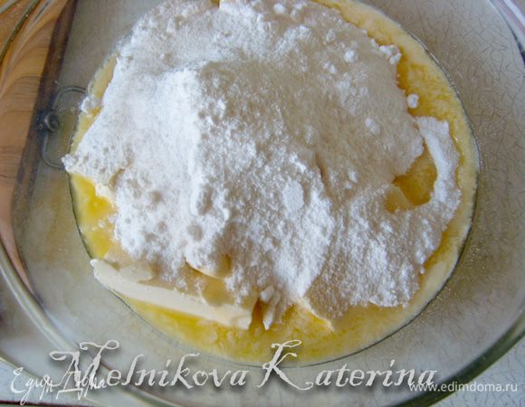 Растереть масло с сахарной пудрой