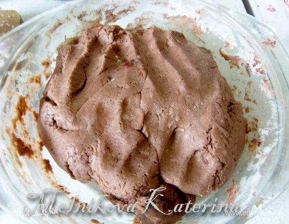 Добавить оставшуюся муку и какао и замесить тесто. Желательно поставить в холодильник охладиться на пол-часа. 