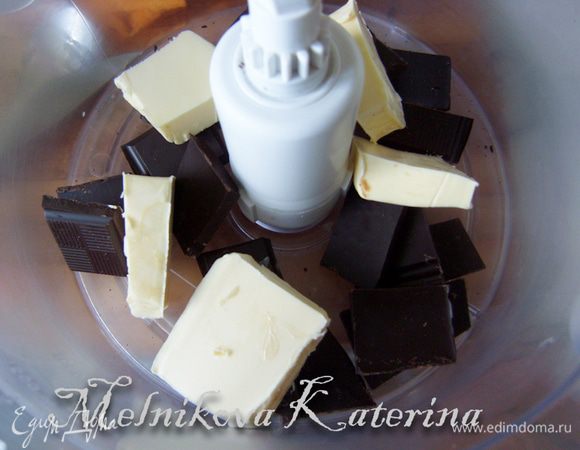 Поломать шоколад и нарезать размягченное сливочное масло (я все делала сразу в чаше комбайна, но безусловно, можно все дальнейшие действия делать вручную). 