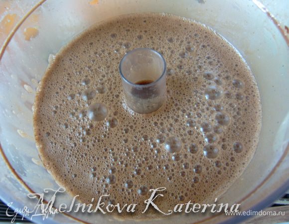 Сливки немного остудить, процедить в шоколад. Все тщательно перемешать, немного взбивая. Затем добавить яйца и также перемешать, взбивая. Поставить в холодильник охлаждаться. 