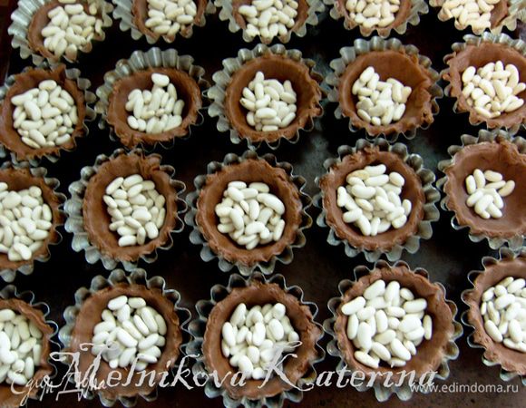 Выложить в кокотницы по кружку. Заполнить кокотницы горохом/фасолью (что есть в доме) и поставить выпекаться на 15 минут при 180 градусах. 