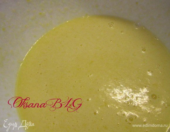 Желтки, пудру, оставшееся молоко взбить.