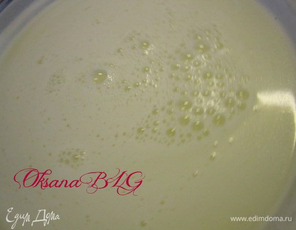 Добавить к молочно-маслянной смеси. Поставить на низкий огонь. Постоянно помешивая довести до кипения. Снять с огня. Охладить до комнатной температуры.