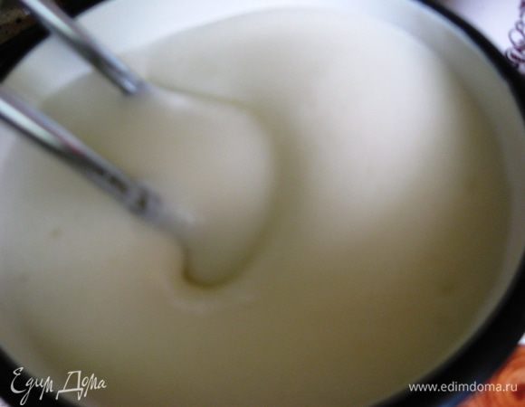 Отделяем белки от желтков. Я всегда отделяю белок в отдельном стакане, чтобы в случае попадания желтка было минимум дополнительных затрат. У Вас останутся желтки, ни в коем случае их не выбрасывайте. В ближайшее время выставлю рецепты, куда я дела желтки. Белки подогреваем на водяной бане до 45 градусов или же они должны быть комнатной температуры. Это важно! Взбиваем белки с щепоткой соли и разрыхлителем, постепенно вводим сахар, до устойчивых пиков, как на безе. Добавляем ваниль, без нее никак нельзя! Ведь именно она делает торт особенно ароматным и нежным. 