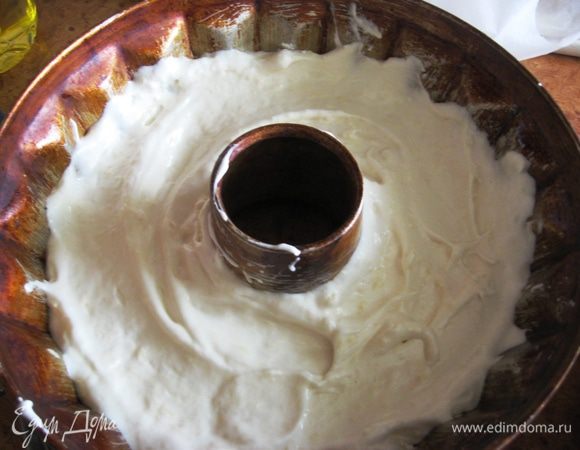 Выкладываем в форму.А теперь, внимание, есть специальная форма для этого торта, если у Вас ее нет,  подойдет либо со съемными стеночками (тогда можно выстелить пергаментной бумагой), либо форма для кекса с круглой выемкой по середине в форме цилиндра(идеально подойдет силиконовая, к тому же с такой формой вы на 100% будете уверены, что торт хорошо пропечется внутри). Выпекаем при Т 175 градусов 30-40 минут. Готовность проверяем спичкой.   