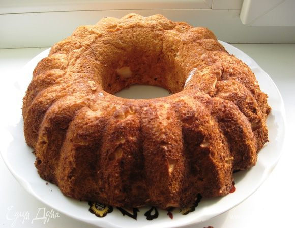 Еще одна хитрость. Если Вы готовите в форме для кексов, после выпекания переворачиваем форму вверх ногами и таким образом даем остыть торту. Так торт не осядет при остывании. А если в форме для торта то даем остыть в форме немного, и тепленьким кладем на решетку. 