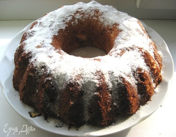 Готовый торт можно смазать кремом. А можно просто посыпать сахарной пудрой и подавать с джемом или фруктовым соусом, как Вам угодно! И самое главное, этот торт не осядет у Вас на боках, что безумно приятно и немало важно! 