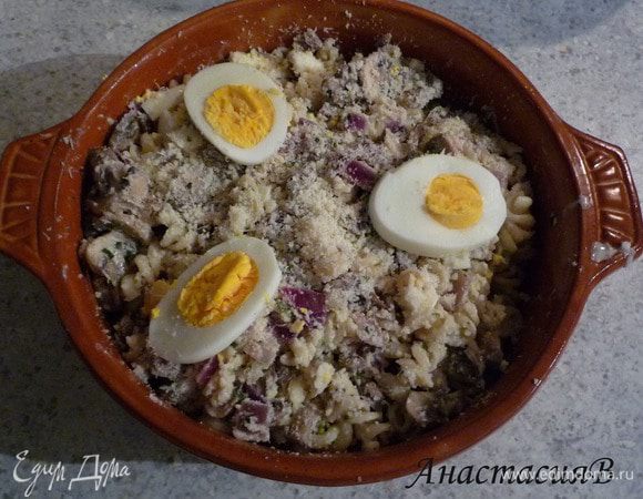 Выложить макароны, грибной соус, рубленые яйца, 75г сыра в смазанную маслом форму для запекания. Сверху выложить оставшиеся яйца и сыр. Запечь 20 минут.