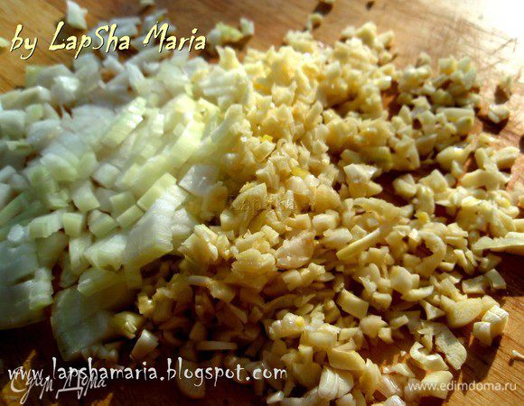 Чеснок очистить, срезать "попки" с каждого зубчика. Раздавить и мелко нарубить его. Лук почистить и порезать небольшими кубиками.