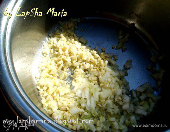 В кастрюльке, в которой будем готовить суп, обжарить на смеси оливкового и сливочного масла лук и чеснок, 1-2 минуты. Затем уменьшить огонь до чуть меньше среднего и потомить немного не закрывая крышкой. 