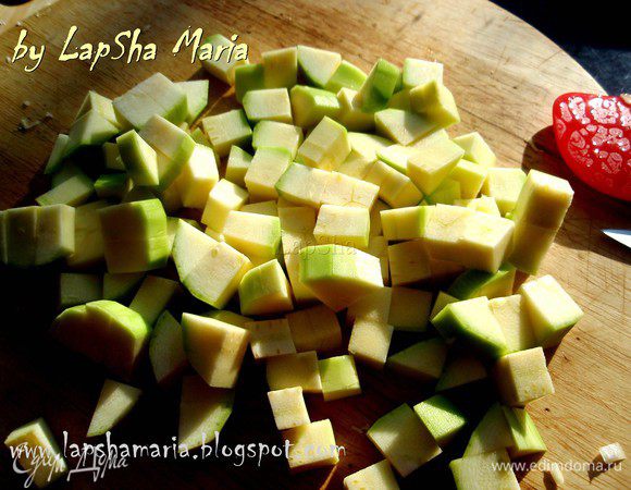 Тем временем нарежем цукини/кабачок небольшими кубиками. И отправим к чесноку и луку. Потушим все вместе минут 5, затем добавим бульон или воду . Дадим супу вскипеть и приправим его солью, перцем и мускатным орехом. Варим на маленьком огне до готовности цукини.