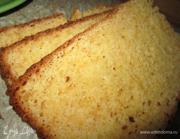 Яйца, сахар взбить. Добавить сметану взбить. 
Муку, крахмал, разрыхлитель смешать. Добавить к яичной массе. Аккуратно перемешать. Прямоугольную форму для кекса застелить пергаментной бумагой, немного смазать растительным маслом. Поставить в разогретую духовку ( 170 градусов), выпекать 35-40 минут. Готовность проверить деревянной шпажкой. Готовый кекс достать из формы, охладить,
 разрезать на 4 коржа.