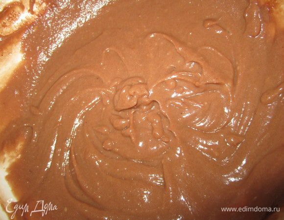 Крем:
Сметану довести до кипения, добавить поломанный шоколад перемешать. Добавить масло, перемешать. Охладить. Взбить.