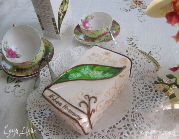 Коржи перемазать кремом. При желание покрыть кремом или шоколадом. В моем варианте кекс покрыт масляным кремом и украшен мастикой.