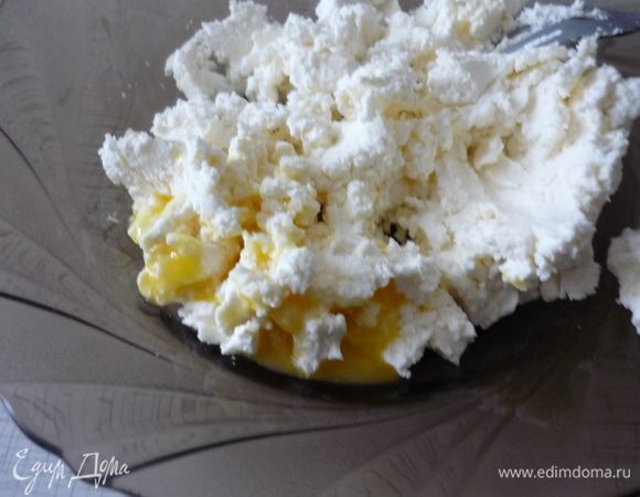 Творог растереть с желтком, добавить к растёртому маслу, перемешать.