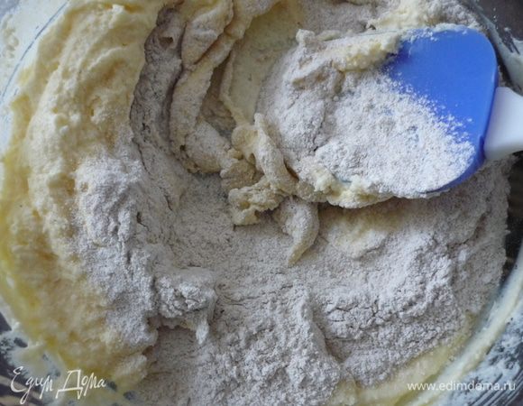 Добавить просеянную муку с разрыхлителем, соль, перемешать 
