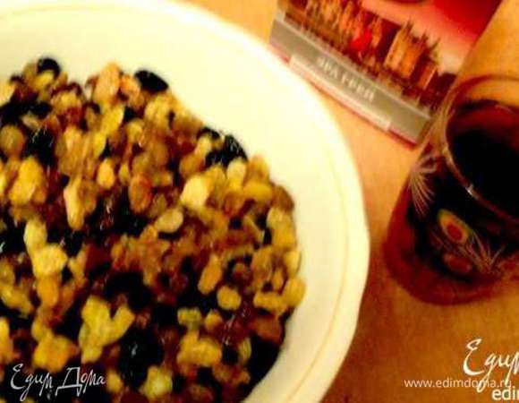 Изюм хорошо вымыть, выложить в миску, залить охлажденным чаем.