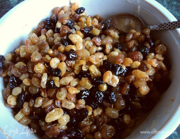 Добавить коньяк, сахар, размешать, накрыть пищевой пленкой и оставить настаиваться на ночь.