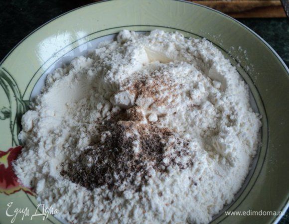 Муку смещать с разрыхлителем теста, мускатным орехом и молотым душистым перцем.