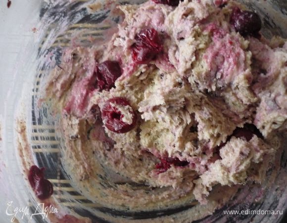Добавить в тесто размороженную вишню (без образовавшейся при разморозке жидкости)и измельчённый шоколад, осторожно перемешать. 