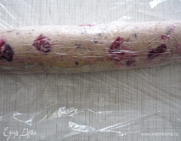 Получившееся липкое тесто выложить влажными руками на расстеленную пищевую плёнку в форме колбаски. Завернуть и положить в холодильник на 1 час( я тесто делала утром, лежало до вечера)