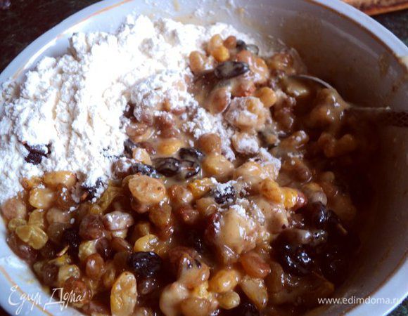 Нагреть духовку до 160 градусов, форму смазать маслом ( у меня силиконовая, поэтому не смазывала). В изюм добавить цедру лимона и в несколько приемов ввести мучную смесь, каждый раз хорошо размешивая смесь.