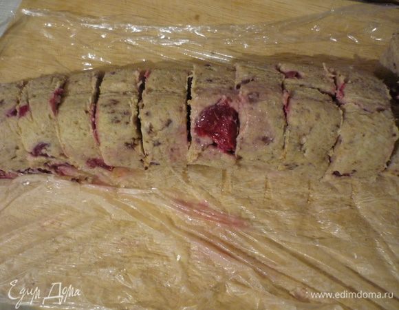 Охлаждённую колбаску (плёнку снять)разрезать на кружки толщиной 1 см и выложить на застеленный бумагой для выпечки противень.